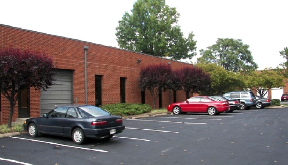 More Photos Of 7904-7914 Queenair Dr, Gaithersburg Industrial For Lease