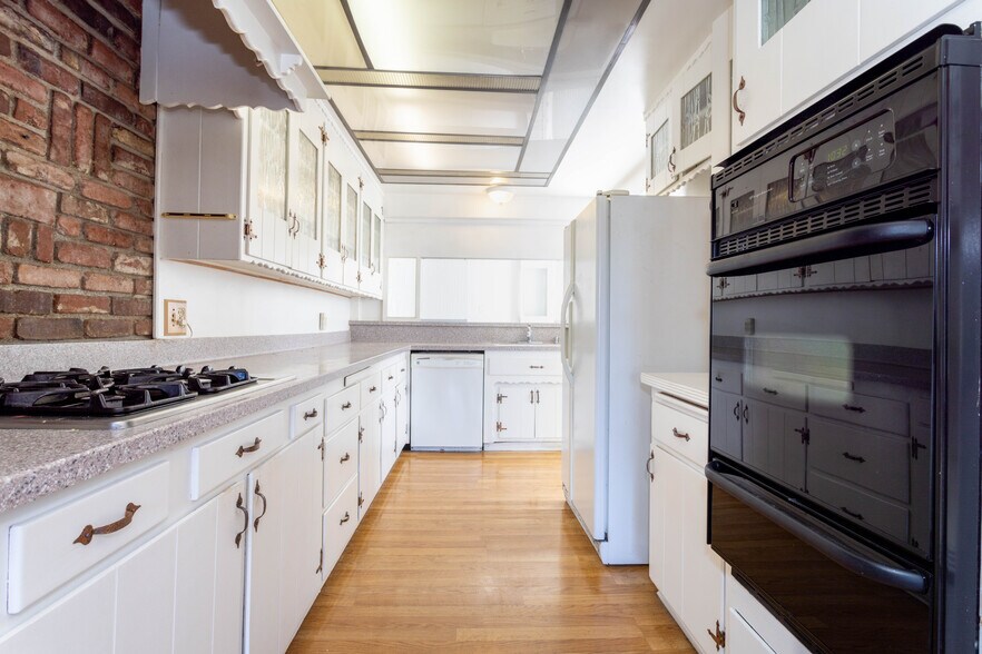 More Photos Of 9826 Columbus Ave, North Hills Multifamily For Sale