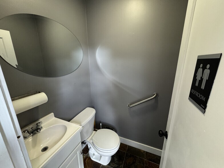 More Photos Of 422 N 4th St, Mount Vernon Office For Lease