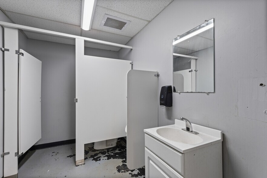 More Photos Of 2200 Union St, Bellaire Warehouse For Sale