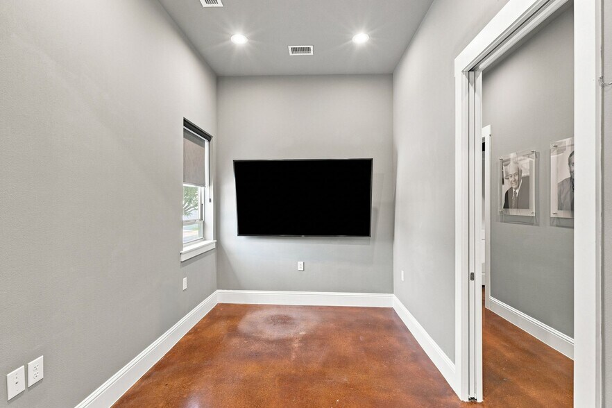 More Photos Of 642 Stoneglen Dr, Keller Office For Sale
