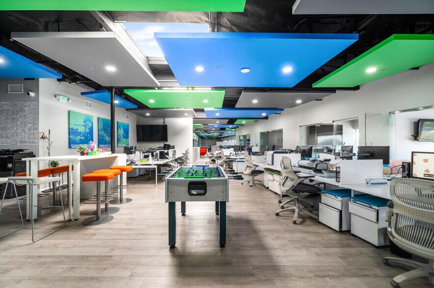 More Photos Of 800 E Dyer Rd, Santa Ana Showroom For Sale