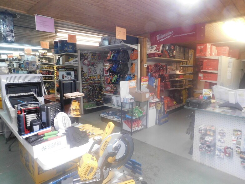 More Photos Of 2086 E US Highway 36, Rockville Convenience Store For Sale