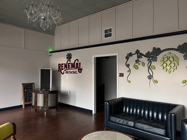 More Photos Of 32 Franklin St, Martinsville Storefront For Sale