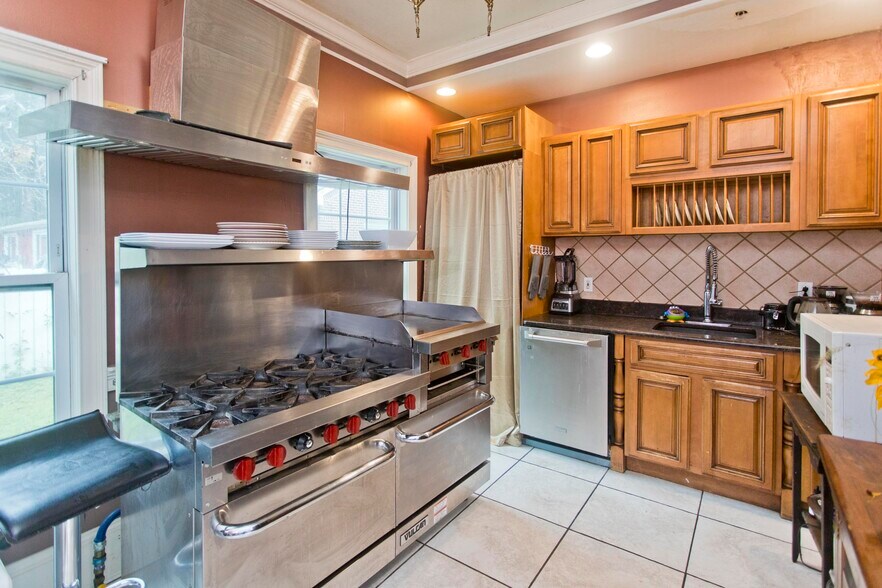 More Photos Of 18 Springfield St, Springfield Hospitality For Sale