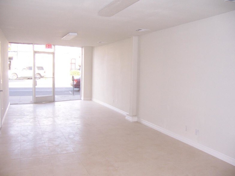 More Photos Of 18546 Sherman Way, Reseda Office For Lease