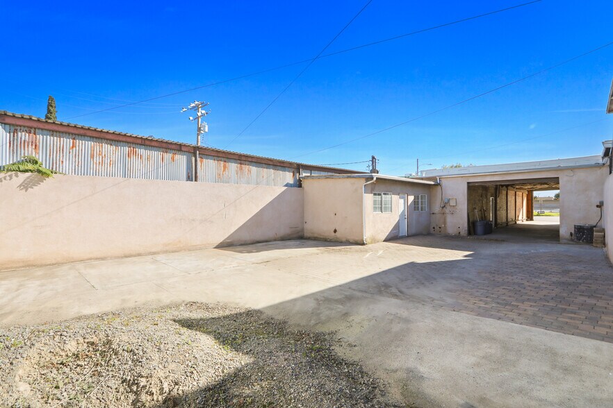 More Photos Of 4641 Telegraph Rd, Los Angeles Manufacturing For Sale