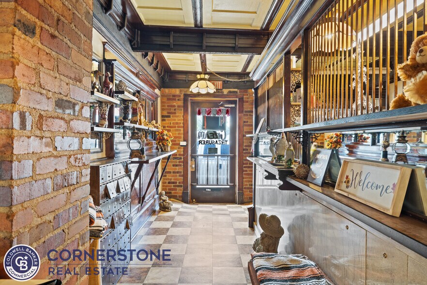 More Photos Of 628 E Richards St, Douglas Hotel For Sale