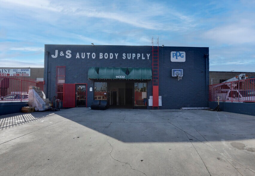 More Photos Of 14332 Oxnard St, Van Nuys Warehouse For Lease