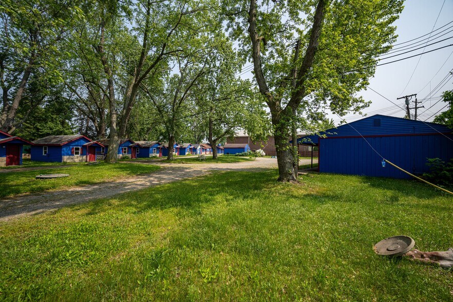 More Photos Of 8230 Highland Rd, White Lake Hotel For Sale