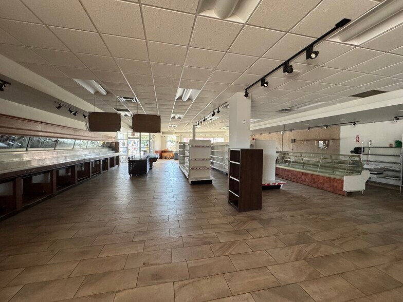 More Photos Of 174 Hamilton Rd, London Freestanding For Lease