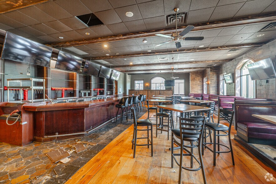 More Photos Of 1501 S IL Route 31, Mchenry Restaurant For Lease