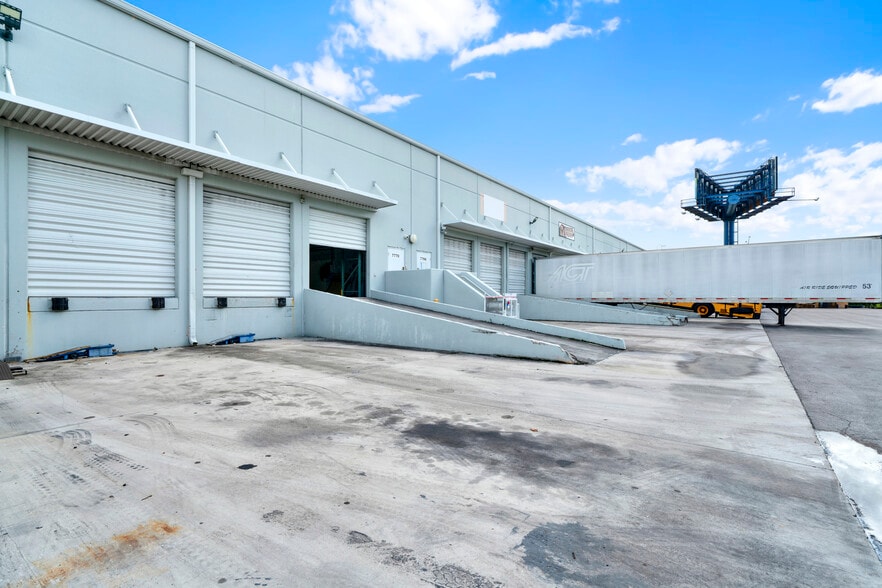 More Photos Of 7770 NW 46th St, Doral Warehouse For Lease