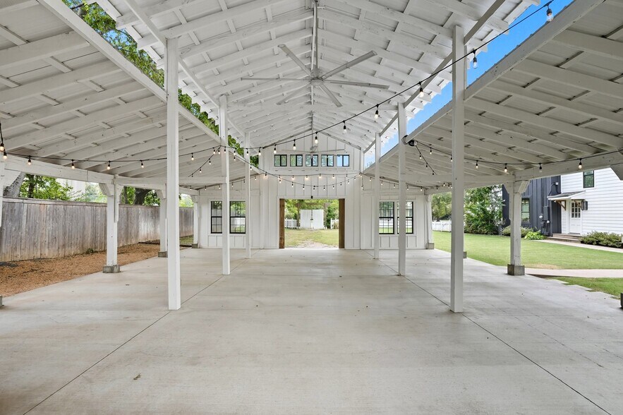 More Photos Of 924 S Main St, Broken Arrow Showroom For Sale