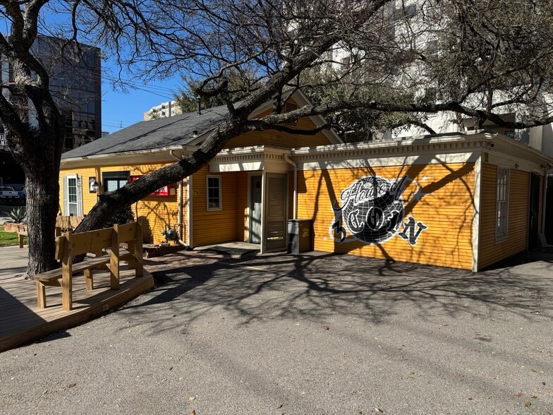 More Photos Of 3104 Fairmount St, Dallas Freestanding For Sale