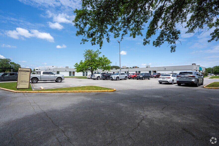 More Photos Of 1610 James Bowie Dr, Baytown Unknown For Lease