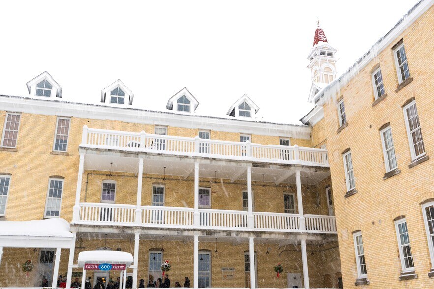 More Photos Of 800 Cottageview Dr, Traverse City Apartments For Sale