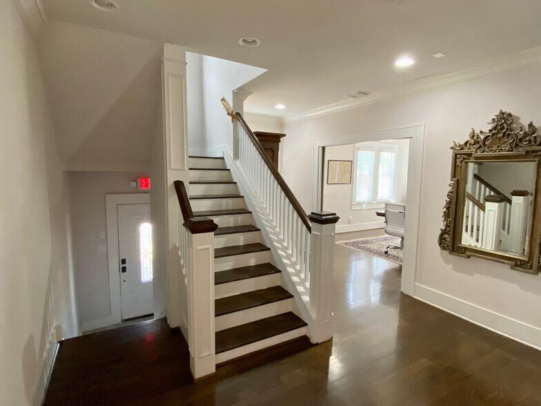 More Photos Of 848 Heights Blvd, Houston Office For Sale