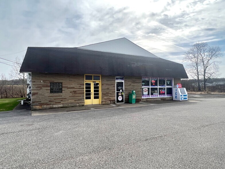 More Photos Of 11253 Kinsman Rd, Newbury Freestanding For Sale