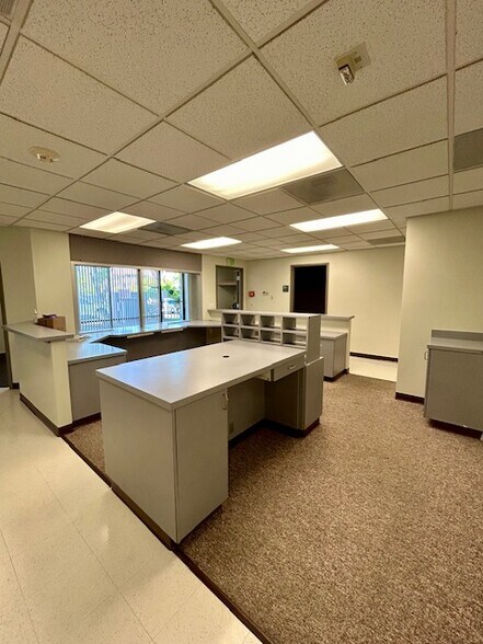 More Photos Of 1390 Biddle Rd, Medford General Retail For Lease