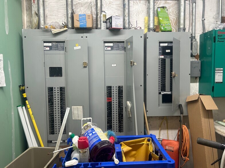 More Photos Of 864 W Jericho Tpke, Huntington Medical For Lease