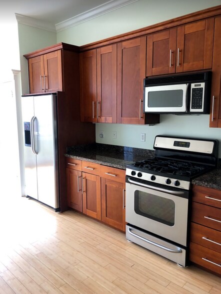 More Photos Of 1377-1379 Harrison St, San Francisco Light Distribution For Lease