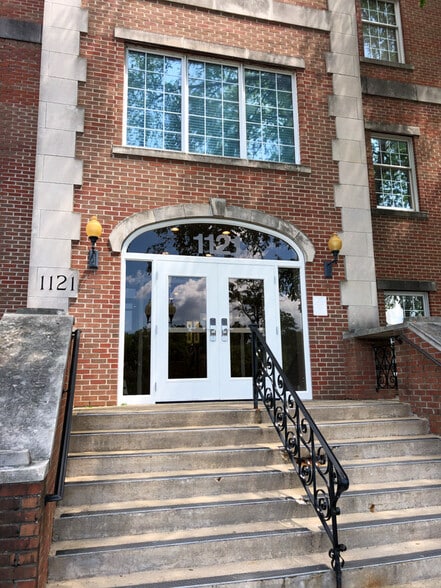 More Photos Of 1121 E Main St, St Charles Office Residential For Lease