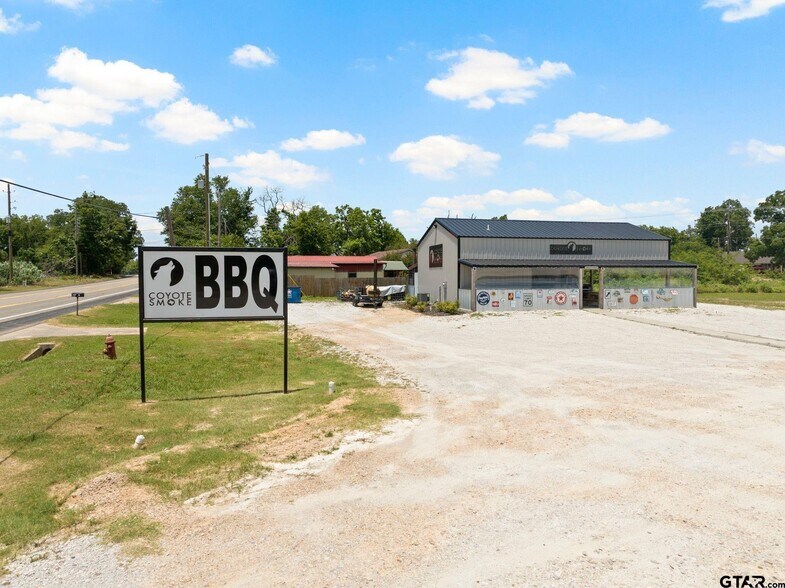 More Photos Of 908 W Broadway St, Winnsboro Flex For Sale