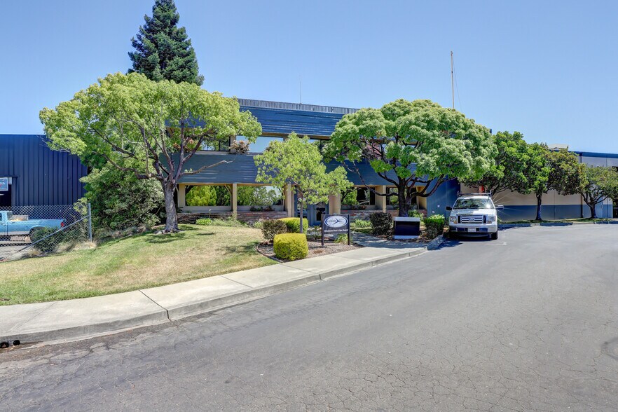 More Photos Of 210 Classic Ct, Rohnert Park Warehouse For Lease