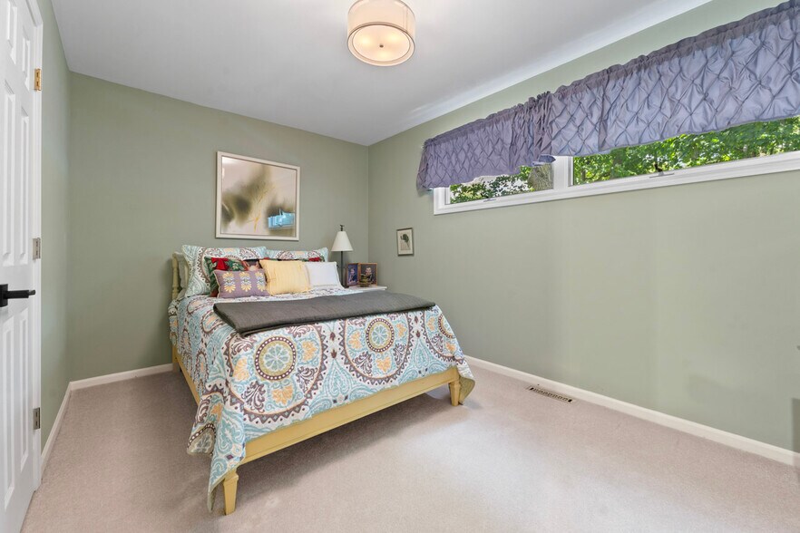 More Photos Of 4403 S Roberts Rd, Island Lake Veterinarian Kennel For Sale