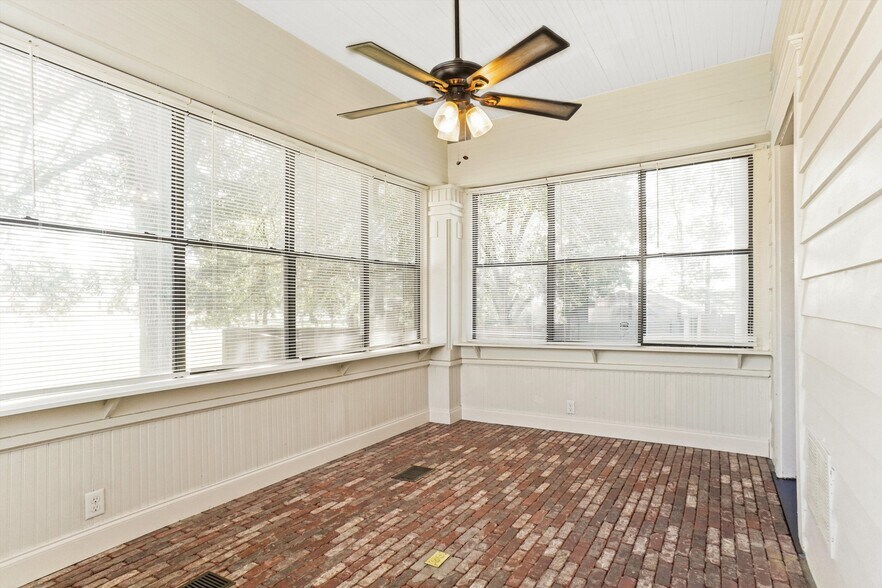 More Photos Of 1116 Lamar Ave, Paris Office For Sale