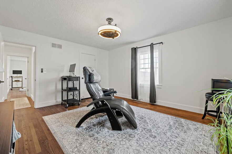 More Photos Of 2039 S Brentwood Blvd, Springfield Office For Sale