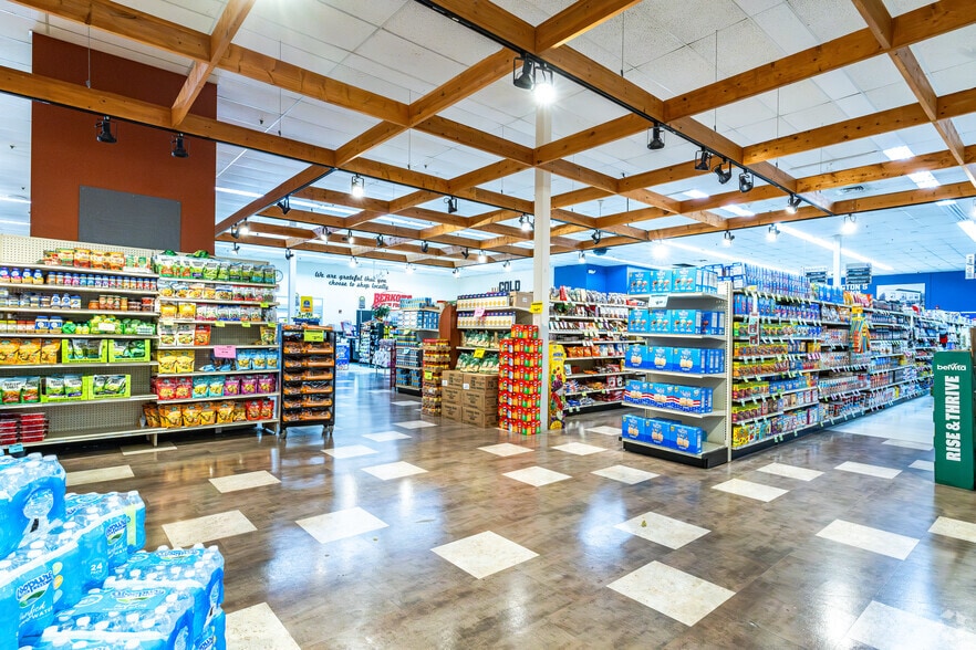 More Photos Of 690 W State St, Burlington Supermarket For Sale