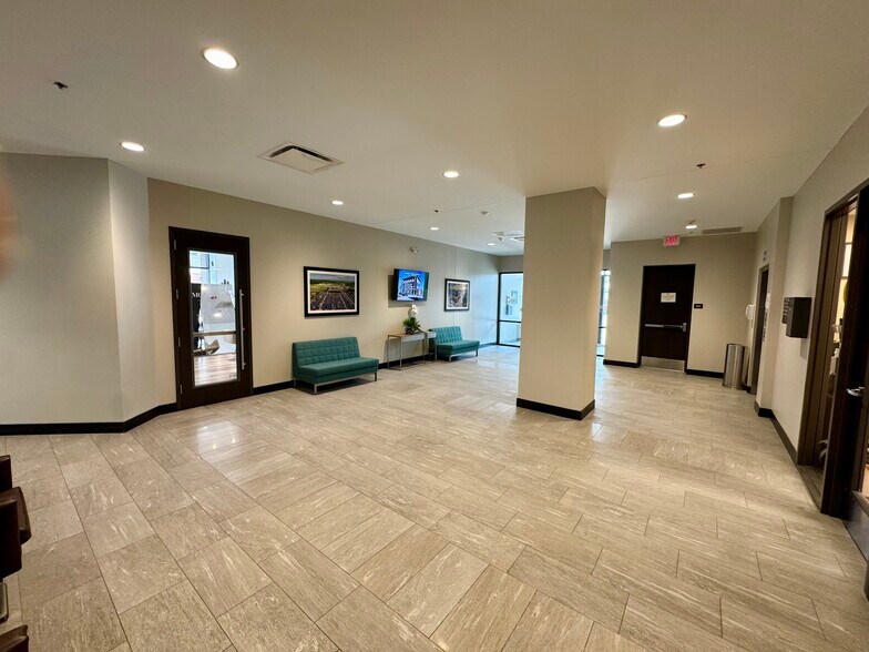 More Photos Of 222 E Park St, Edwardsville Office For Lease