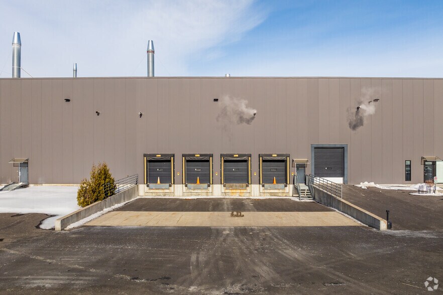 More Photos Of 1295 Rue René-Descartes, Saint-Bruno-De-Montarville Showroom For Lease