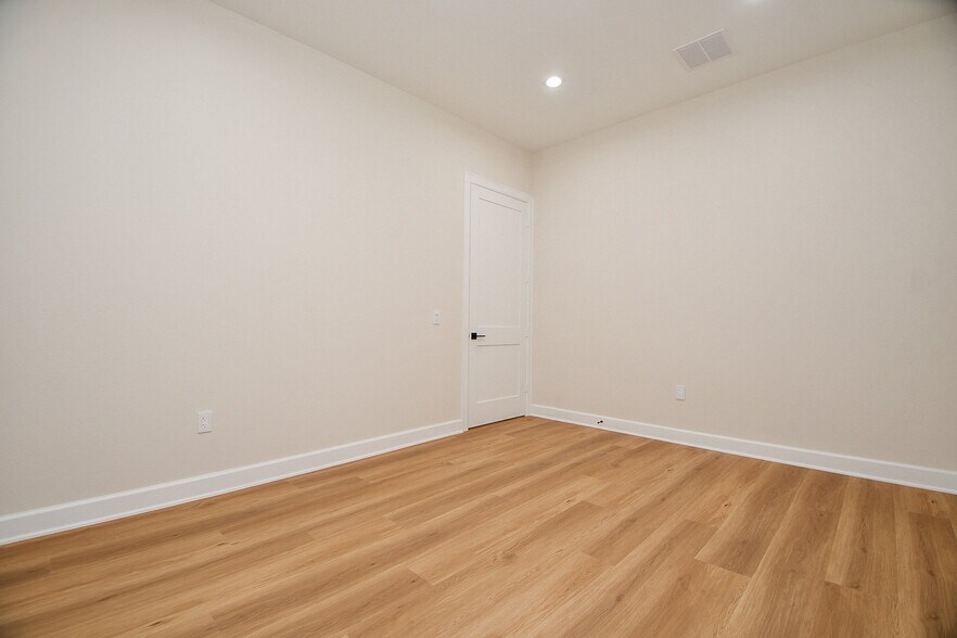 More Photos Of 1325 Main St, Katy Office For Lease