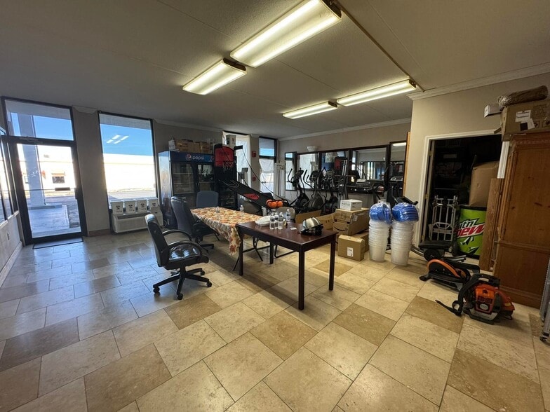 More Photos Of 990 Maple St, Russell Springs Hotel For Sale