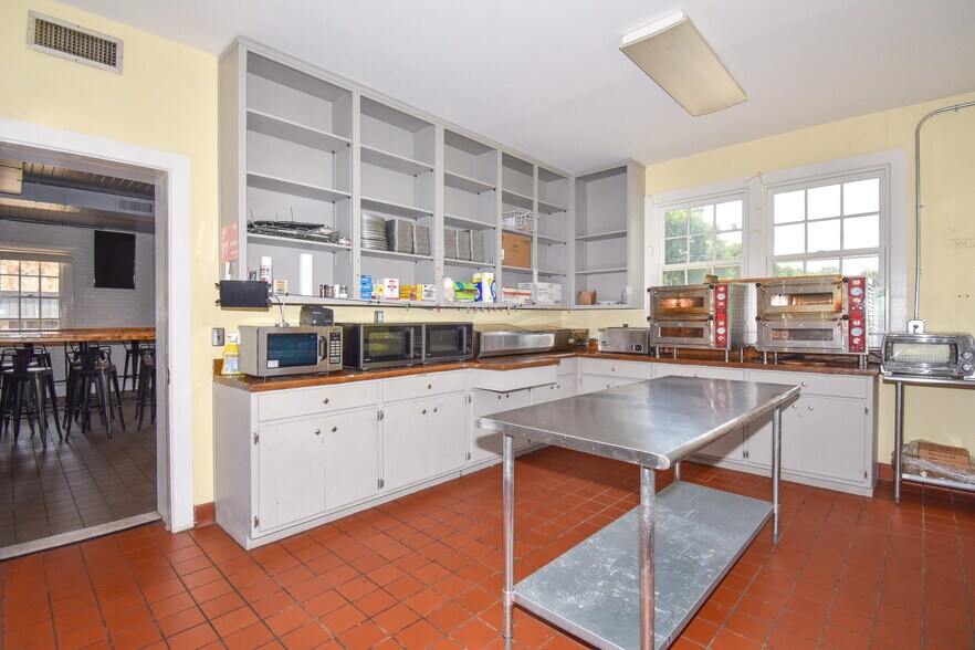 More Photos Of 82 Court Sq, Alexander City Flex For Sale