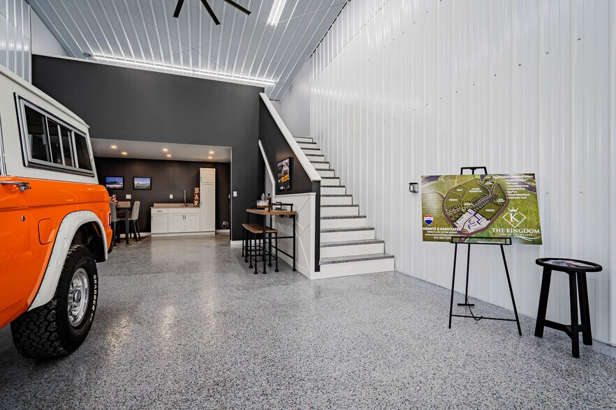 More Photos Of 100 Man Cave, Sunrise Beach Self Storage For Sale