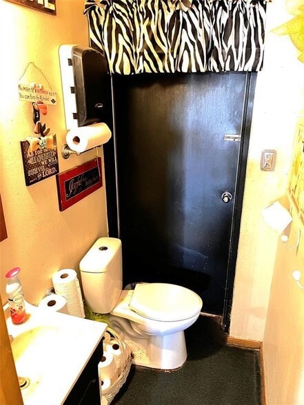 More Photos Of 1614 W Cameron Ave, Rockdale Freestanding For Sale