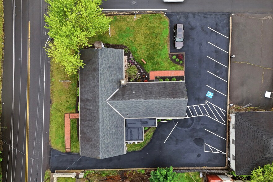 More Photos Of 46 Hilltown Pike, Line Lexington Office For Sale