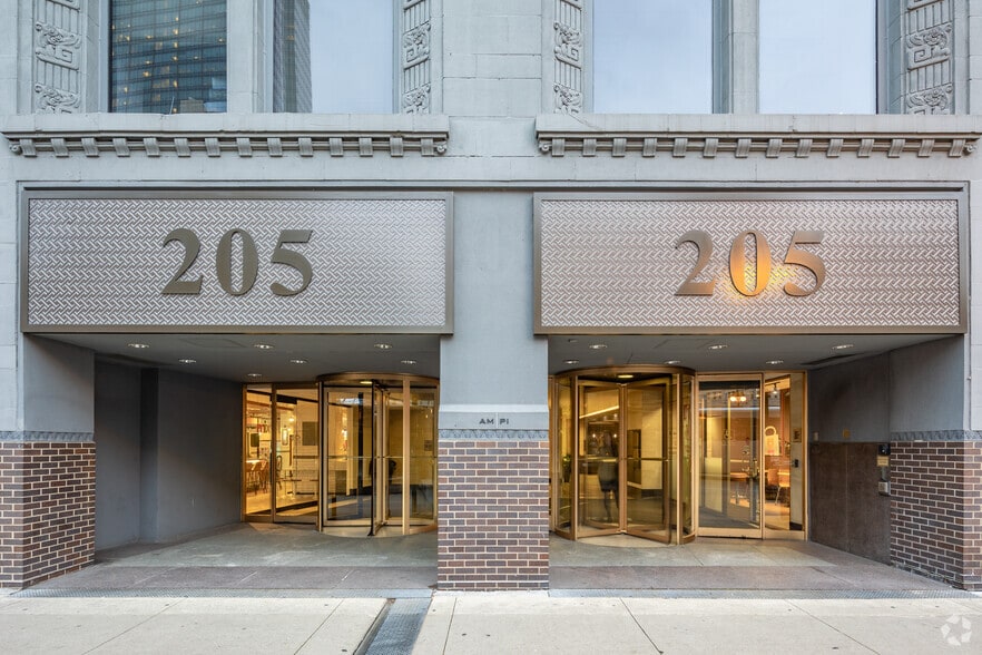 More Photos Of 205 W Wacker Dr, Chicago Office For Lease