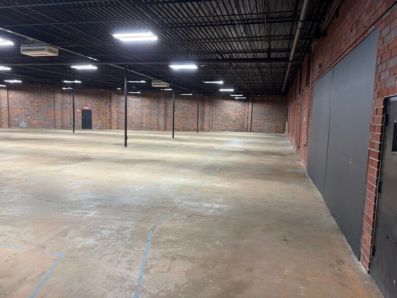 More Photos Of 5706 New Peachtree Rd, Chamblee Light Manufacturing For Sale