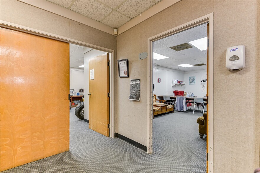 More Photos Of 1089 Augusta Rd, Warrenville Office For Sale
