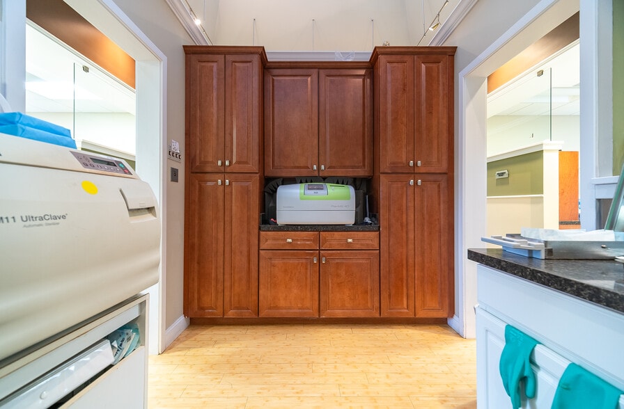 More Photos Of 30 Country Squire Dr, Cromwell Medical For Sale