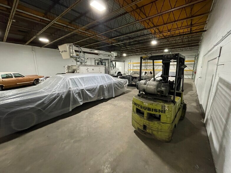 More Photos Of 6704 Pingree Rd, Crystal Lake Manufacturing For Lease