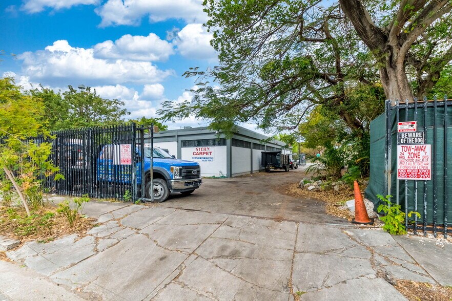 More Photos Of 666 NW 36th St, Miami Manufacturing For Sale