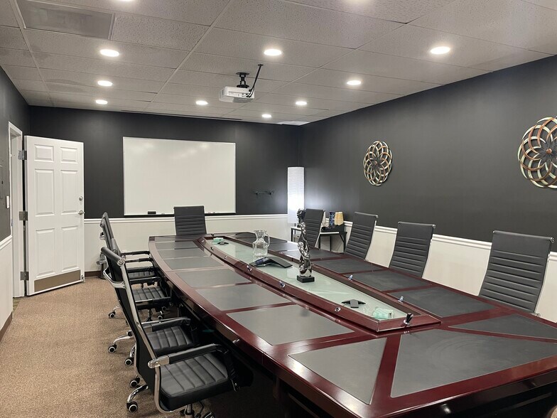 More Photos Of 1300 Cummins Rd, Des Moines General Retail For Lease