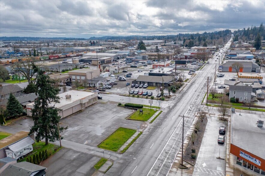 More Photos Of 1590 12th St SE, Salem Freestanding For Lease