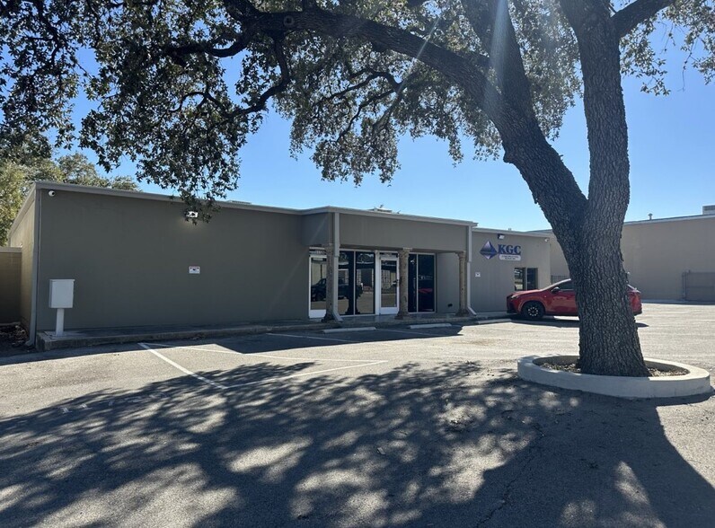 More Photos Of 11720 Warfield St, San Antonio Light Manufacturing For Lease